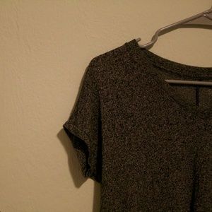 ae / cropped v neck short sleeve shirt / gray